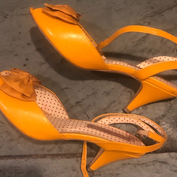 B.A.I.T. Mustard Yellow Peep Toe, Bow Adorned Heel - Picture 6 of 6